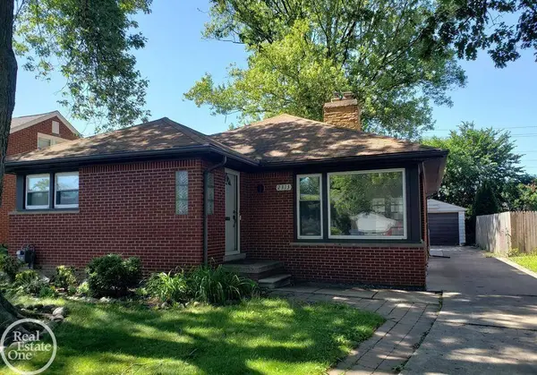 2313 Stanhope Street, Grosse Pointe Woods, MI 48236