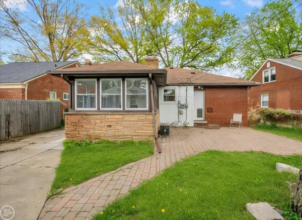 2313 Stanhope Street, Grosse Pointe Woods, MI 48236