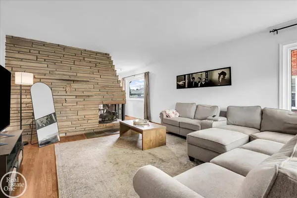 2313 Stanhope Street, Grosse Pointe Woods, MI 48236
