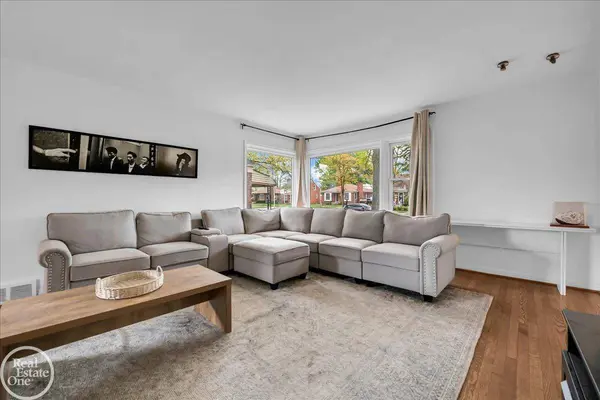 2313 Stanhope Street, Grosse Pointe Woods, MI 48236