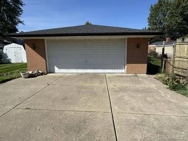 31359 Gardendale Drive, Warren, MI 48088