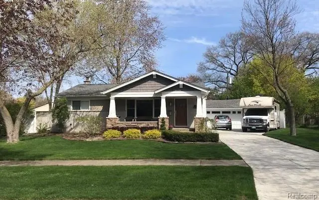 268 N Hill Cir, Rochester, MI 48307-1109