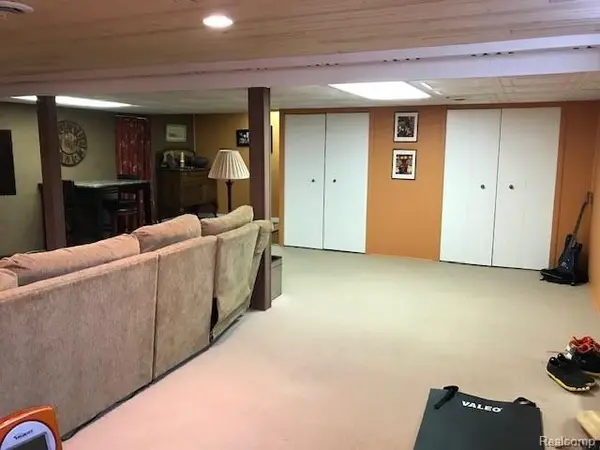 268 N Hill Cir, Rochester, MI 48307-1109