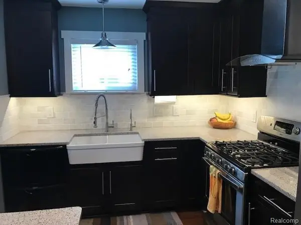 268 N Hill Cir, Rochester, MI 48307-1109