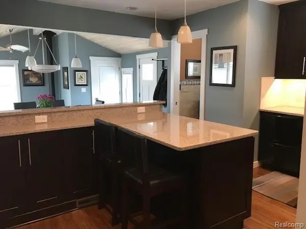 268 N Hill Cir, Rochester, MI 48307-1109