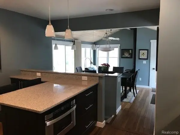 268 N Hill Cir, Rochester, MI 48307-1109