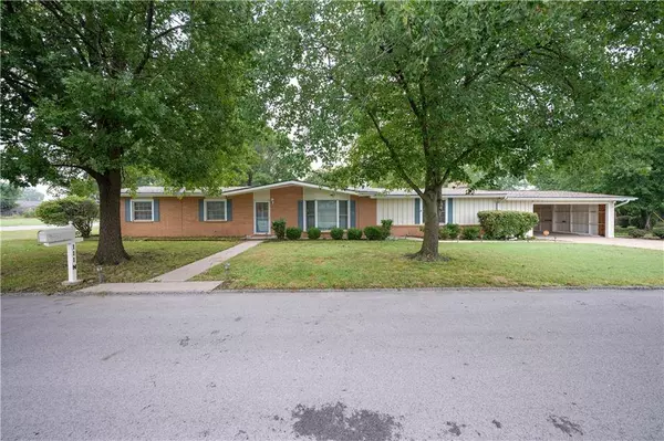 111 N Edgewood DR, Coffeyville, KS 67337