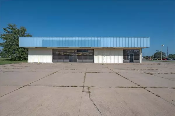 901 Lewark ST, Coffeyville, KS 67337