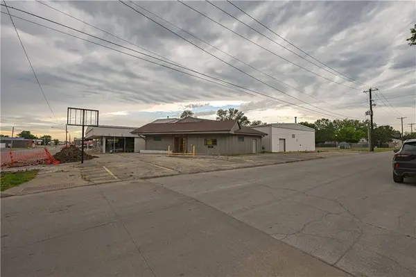 802 W 8th ST, Coffeyville, KS 67337