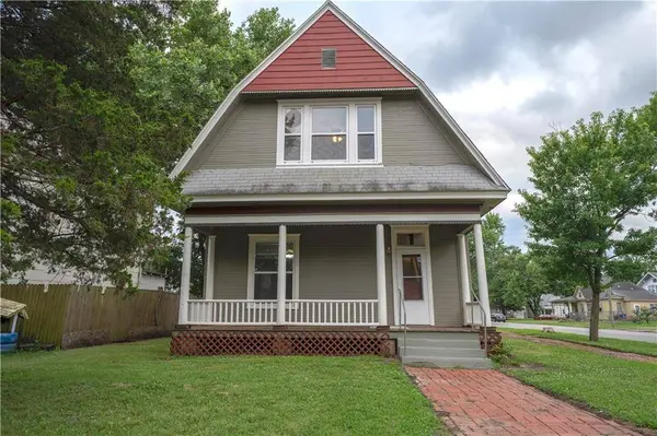 615 W 6th ST, Coffeyville, KS 67337