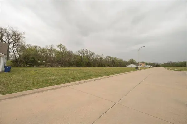 202 E John ST, Coffeyville, KS 67337
