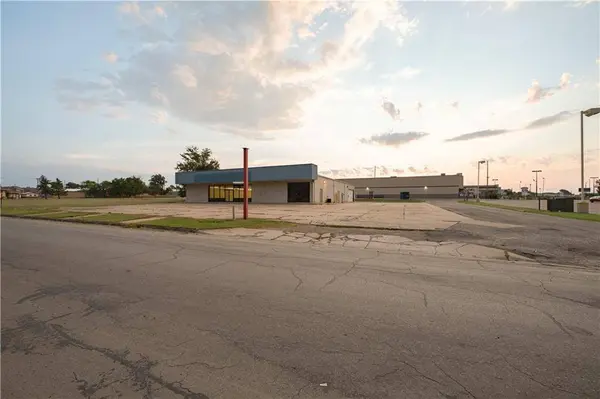 901 Lewark ST, Coffeyville, KS 67337