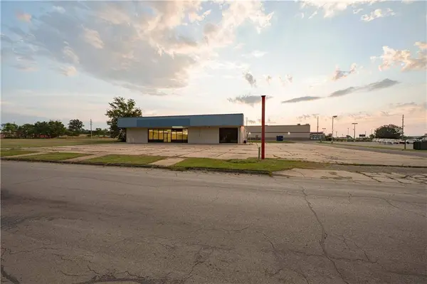 901 Lewark ST, Coffeyville, KS 67337
