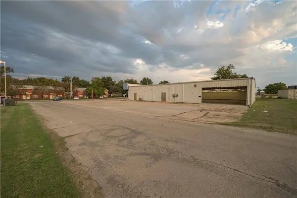 901 Lewark ST, Coffeyville, KS 67337