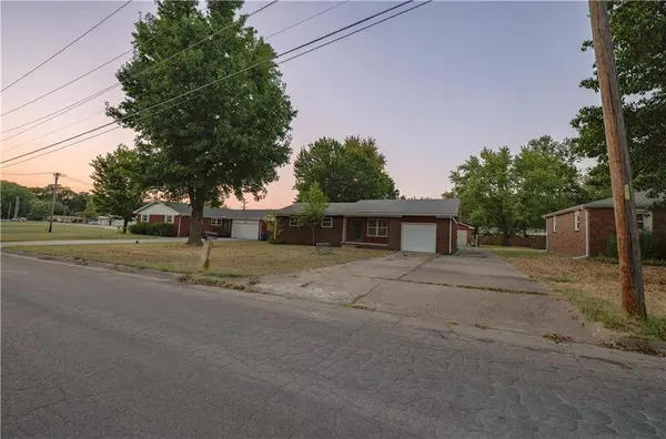2206 W 1st ST, Coffeyville, KS 67337