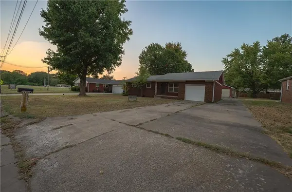 2206 W 1st ST, Coffeyville, KS 67337