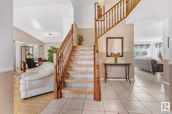 5011 142 AV NW, Edmonton, AB T5A 4R8