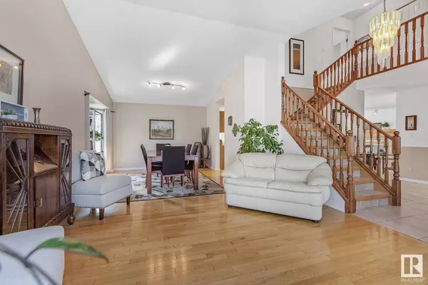 5011 142 AV NW, Edmonton, AB T5A 4R8