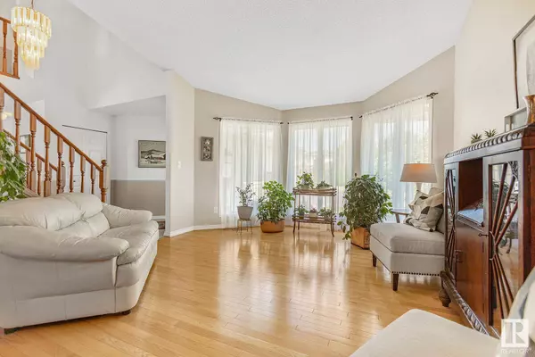 5011 142 AV NW, Edmonton, AB T5A 4R8