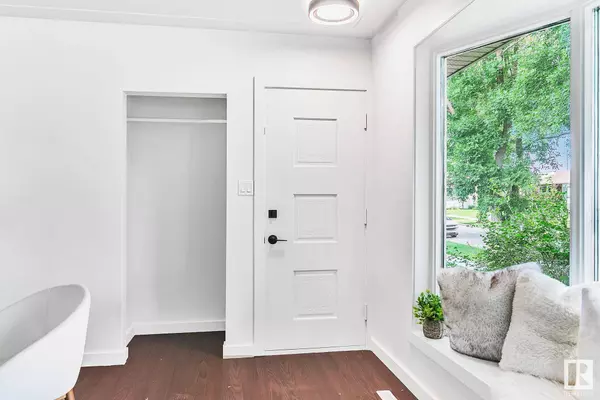 12216 56 ST NW, Edmonton, AB T5W 3T4