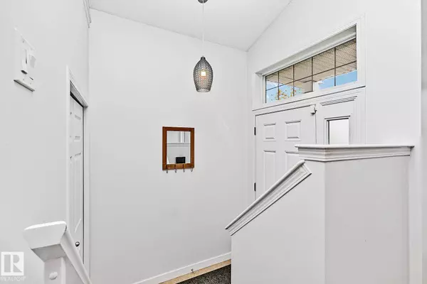 7822 SCHMID PL NW, Edmonton, AB T6R 0K5