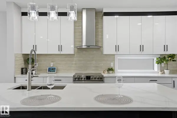 10633 64 AV NW, Edmonton, AB T6H 1T1