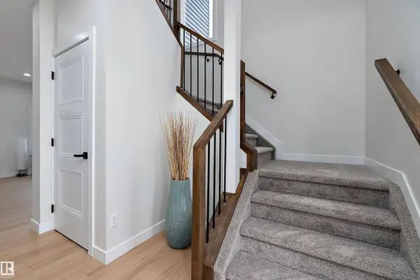 292 FRASER WY NW, Edmonton, AB T5Y 6C4