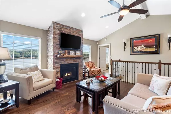 1998 Susan RD, Lake Ozark, MO 65049