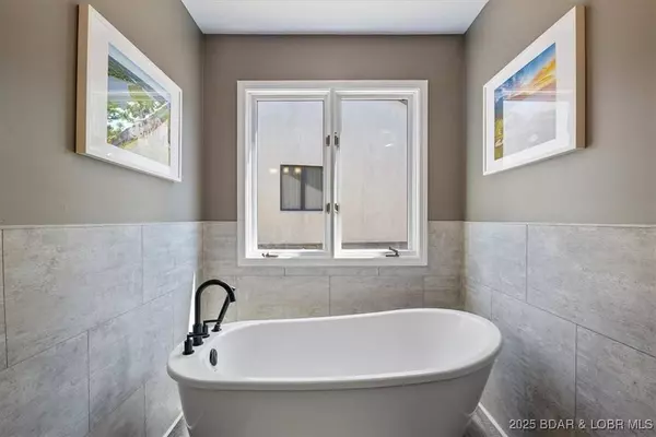 576 Racquet Club DR #407, Lake Ozark, MO 65049