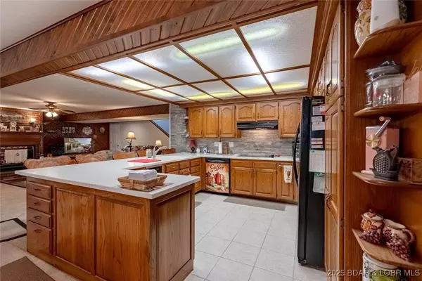 942 Pleasant Valley DR, Roach, MO 65787