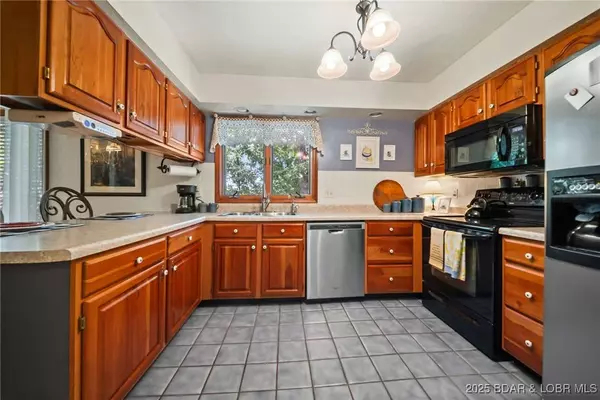 828 Foxhead Shores DR, Linn Creek, MO 65052