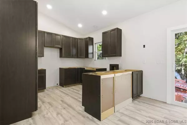 85 Fox Run RD, Sunrise Beach, MO 65079