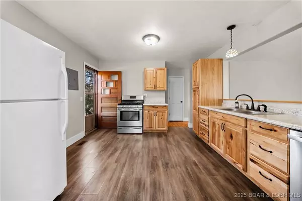 1598 Long LN, Eldon, MO 65026