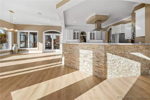 489 Forestridge LN, Sunrise Beach, MO 65079