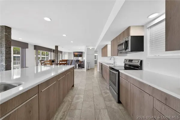 898 Old Toy LN, Osage Beach, MO 65065