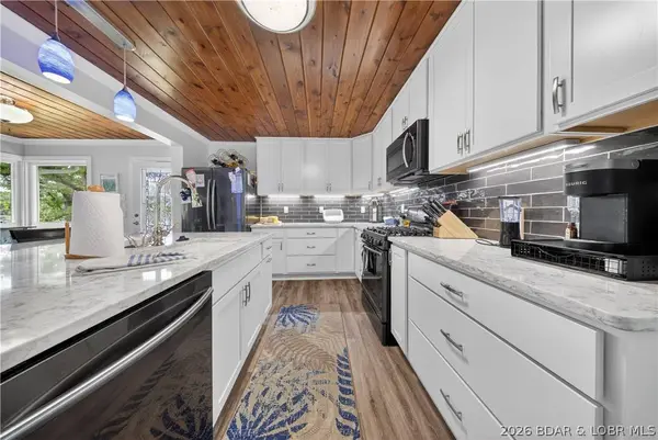 735 Red Oak LN, Sunrise Beach, MO 65079