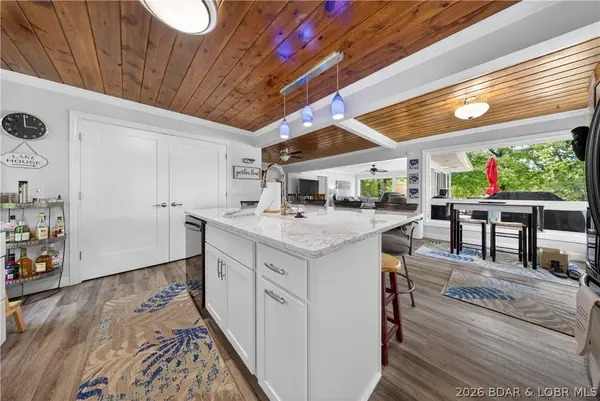 735 Red Oak LN, Sunrise Beach, MO 65079