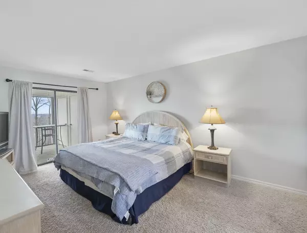 Lake of the Ozarks Real Estate: Walk-In Condo for Sale in Four Seasons, MO,Lindsey Macomber