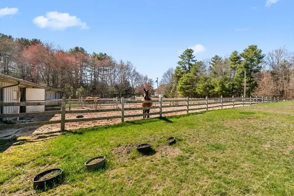 714 Snipatuit Rd, Rochester, MA 02770