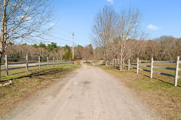 714 Snipatuit Rd, Rochester, MA 02770