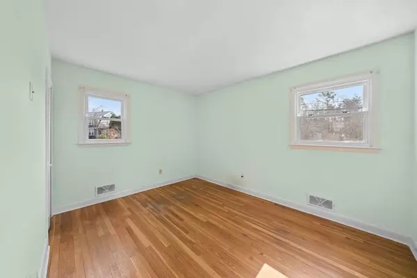 301 Main St, Acushnet, MA 02743