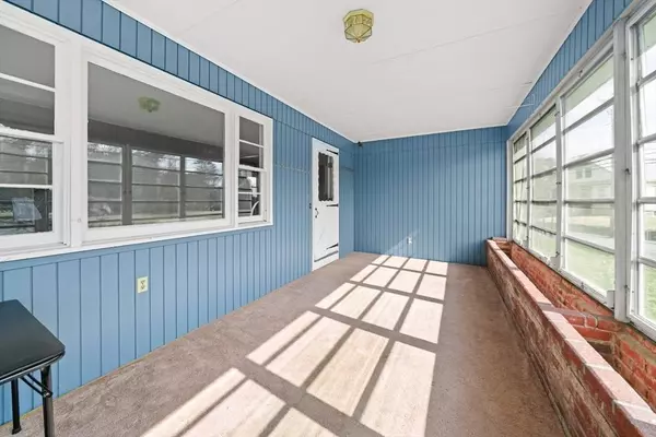 301 Main St, Acushnet, MA 02743