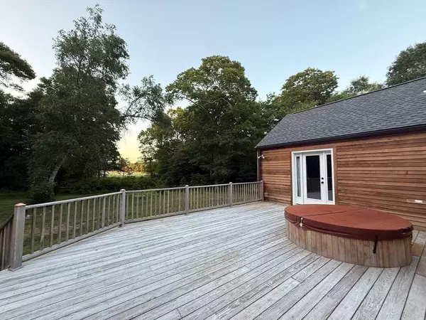 15 Rock Odundee Rd, Dartmouth, MA 02748