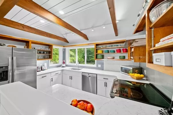 15 Rock Odundee Rd, Dartmouth, MA 02748