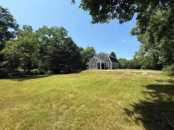 18 Olivers Ln, Mattapoisett, MA 02739