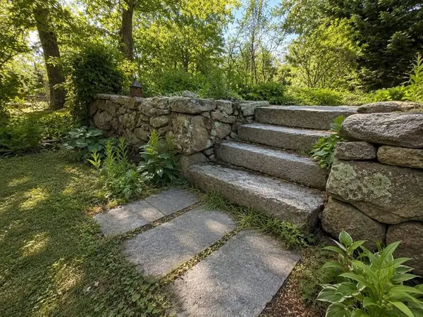 103 Rock Odundee Rd, Dartmouth, MA 02748