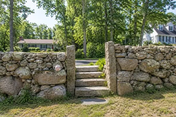 103 Rock Odundee Rd, Dartmouth, MA 02748