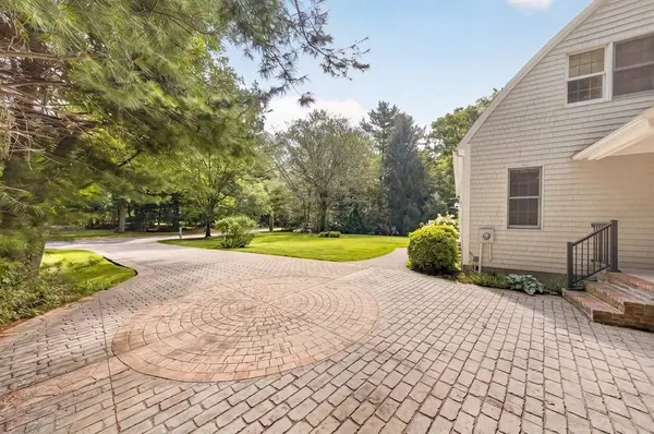 32 Slades Farm Ln, Dartmouth, MA 02748