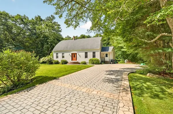 32 Slades Farm Ln, Dartmouth, MA 02748