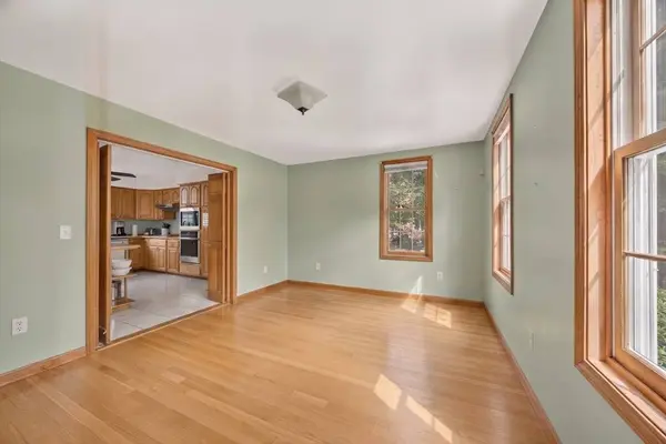 32 Slades Farm Ln, Dartmouth, MA 02748